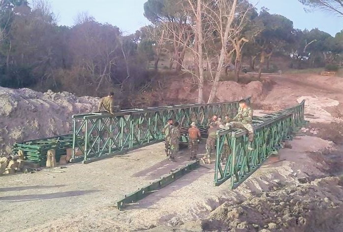 Montagem de Ponte Militar em Foros do Mocho em andamento